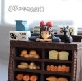 figurka KIKI'S DELIVERY SERVICE - Kiki Salesclerk - Diorama & Calendar 11cm