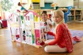 BARBIE DLY32 Piętrowy domek dla lalek z rozkładanym parasolem DLY32